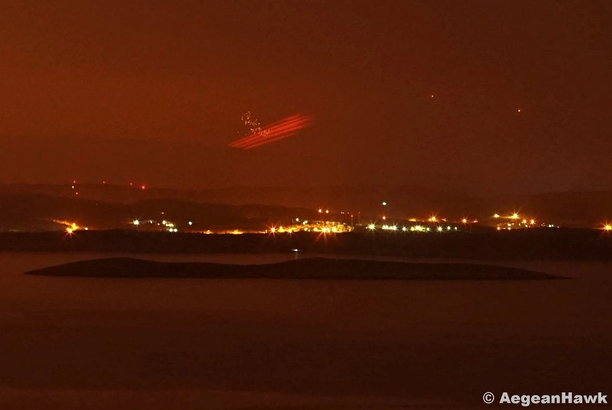 Απέπλευσαν είκοσι τουρκικά πολεμικά πλοία και άγνωστος αριθμός υποβρυχίων – Πυκνά αντιαεροπορικά πυρά απέναντι από τη Χίο